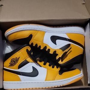 AIR JORDAN 1 MID - Size 9 (Mens)